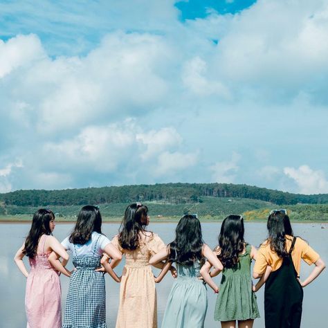 I’m a girl not a "human giver" Friend Poses, Bestfriends Goals, Friends Forever Pictures, Friendship Pictures, Six Girl, Girl Friendship, 사진 촬영 포즈, Girl Squad, Best Friend Photos