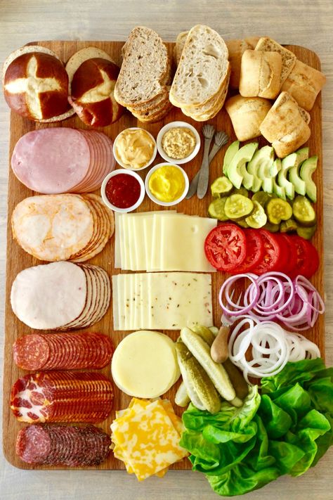 Resep Sandwich, Sommer Mad, Snack Trays, Sandwich Trays, Vegan Snack, God Mad, Sandwich Board, Party Food Platters, Charcuterie Recipes