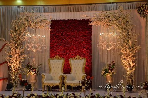 Kerala Wedding Stage Decoration, Wedding Stage Decorations Elegant, Marriage Decoration Stage, Karnataka Wedding, Marriage Stage Decoration, Stage Decorations Wedding, Reception Stage Decoration, Marriage Hall Decoration, Indian Wedding Decorations Receptions