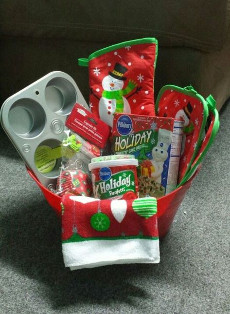 Holiday Gift Basket Ideas For Family, Dollar Tree Christmas Basket Ideas, Christmas Gift Baskets Diy Dollar Tree, Christmas Gift Basket Ideas For Families, Christmas Basket Gift Ideas Friends, Dollar Store Gift Basket Ideas, Jingle Baskets, Cheap Gift Basket Ideas, Diy Last Minute Christmas Gifts