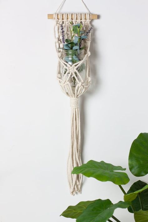 18 DIY BFF Gifts for When Your Budget Is Zero: Easy gorgeous DIY gifts for your BFF Diy Macrame Wall Hanging, Diy Hanging Planter, Macrame Plant Hanger Tutorial, Macrame Plant Hanger Patterns, Boho Chique, Macrame Hanging Planter, Macrame Planter, Makramee Diy, Diy Macrame Plant Hanger