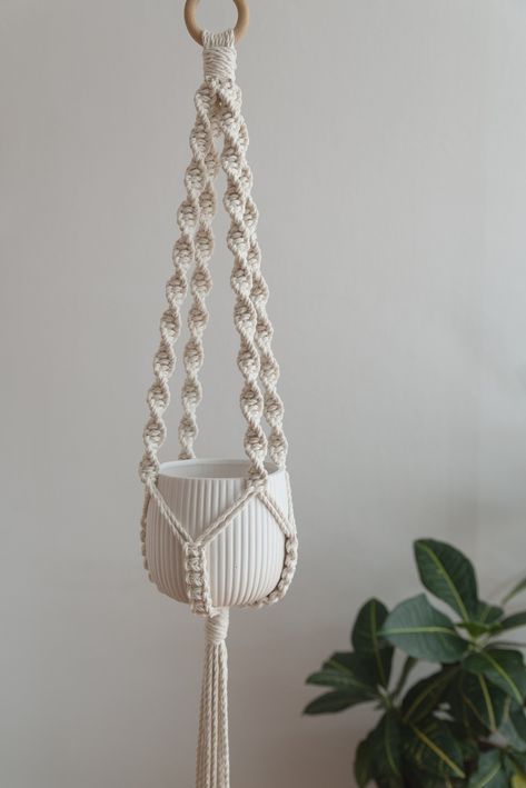 Macrame Plant Hanging, Hangers Design, Diy Macrame Plant Hanger Easy, Diy Macrame Plant Hanger Pattern, Crochet Plant Hanger, Macrame Plant Hanger Tutorial, Macrame Plant Hanger Patterns, Plant Hanging, Macrame Knots Pattern