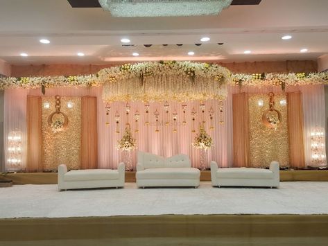 Photo By Forum Decorators - Decorators Simple Backdrops For Wedding, Marriage Hall Decoration Indian Simple, Indian Reception Stage Decoration Backdrops, Simple Wedding Stage Decorations, Shadi Decor, Marriage Hall Decoration, Decoration Marriage, Engagement Stage, Indian Wedding Stage