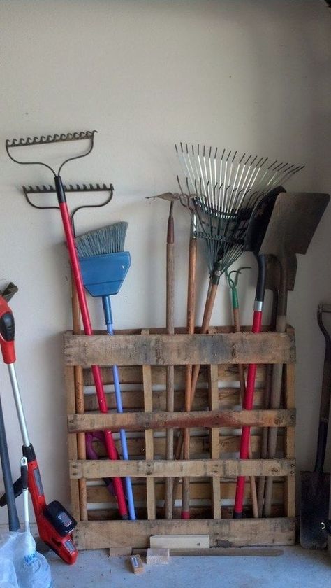 Wooden Pallet Projects, Organizing Garage, Diy Storage Projects, Pallet Storage, Storage Garage, Hout Diy, Hemma Diy, Diy Casa, Garden Tool Storage