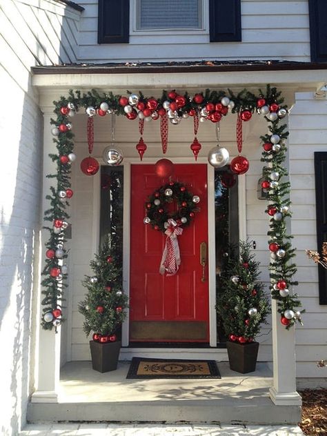 Outdoor Christmas Diy, Outside Christmas Decorations, Front Door Christmas Decorations, Christmas Porch Decor, Christmas Front Doors, Beautiful Christmas Decorations, Christmas Decorations Diy Outdoor, Front Porch Christmas Decor, Outdoor Christmas Lights