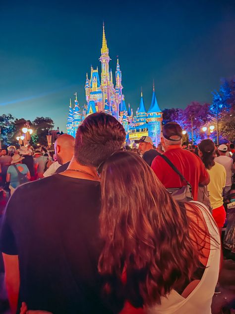 Cute Disneyland Pictures Couples, Disney Park Couple, Couples In Disney World, Couple Pictures At Disney, Disneyland Couples Aesthetic, Disneyland Asthetic Picture, Disney Couples Trip, Couple Pics At Disney World, Couple Disneyland Pictures