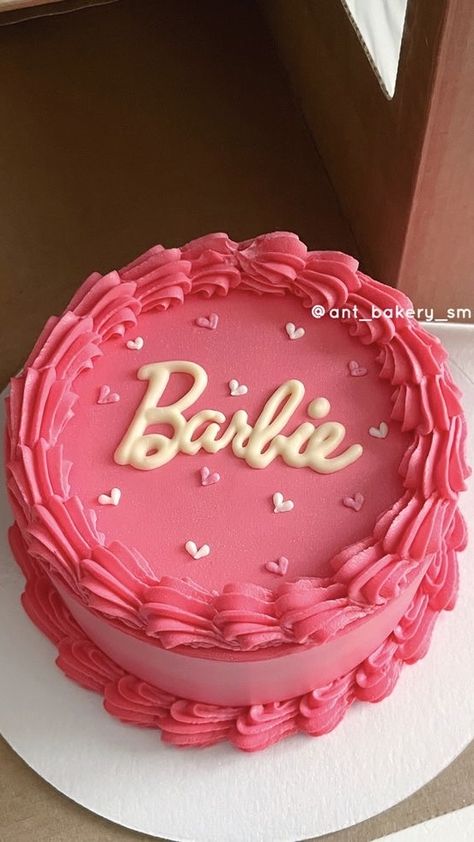 Small Barbie Cake Ideas, Barbie And Ken Cupcakes, Simple Barbie Birthday Cake, Barbie Cakes Birthday, Barbie Birthday Cake Aesthetic, Mini Barbie Cake, Barbie Vintage Cake, Birthday Cake Barbie Theme, Barbie Mini Cake