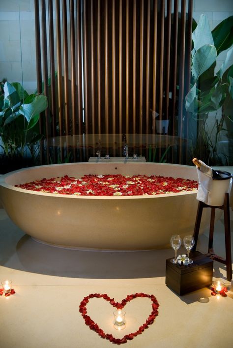 <3 Romantic Bathroom Decor, Flora Designs, Romantic Bathrooms, Romantic Bath, Birthday Behavior, Rose Petal Bath, Romantic Room, Red Rose Petals, Bath Set