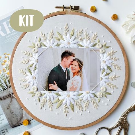 Puteto - Etsy Tela, Fabric Photo Frame, Lds Embroidery Patterns, Embroidery Frame Design, Frame Embroidery Ideas, Embroidered Picture Frame, Wedding Embroidery Gifts, Embroidery On Photos, Embroidery Photo Frame