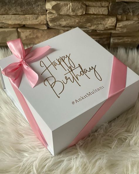 Diy Best Friend Gifts, Diy Birthday Gifts For Friends, Groom Gifts, Designer Decor, Diy Gift Set, Creative Birthday Gifts, Gift Box Birthday, Diy Gift Wrapping, Birthday Box