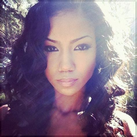 Jhene Aiko- singer, songwriter and recording artist. Her mother is of Japanese, Spanish, and Dominican descent, while her father is of African American, Yaqui, Choctaw, Cherokee, Navajo, and German Jewish descent. She also has French ancestry. She often states her ethnicity as "Japanese, African American, Native American, etc." based on percentages but identifies with all parts of her heritage Rio De Janeiro, Jhené Aiko, Jhene Aiko Album, Big Sean And Jhene, Coachella 2014, 2010s Aesthetic, Jhene Aiko, Pretty Selfies, Woman Crush