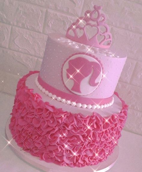 Barbie Birthday Party Desserts, Barbie Birthday Themes, Barbie 2nd Birthday Cake, Barbie 1st Birthday Cake, Pink Birthday Cake Barbie, Barbie Cake Theme, Barbie Themed Birthday Party Cake, Barbie Cake Table Ideas, 25th Barbie Birthday Party