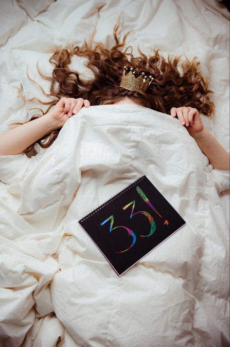 Birthday Crown Photoshoot, Birthday Photos In Bed, Birthday In Bed Photoshoot Ideas, Bed Photoshoot Birthday, Bedroom Birthday Photoshoot Ideas, Bed Birthday Photoshoot, Bedroom Birthday Photoshoot, Bedroom Photoshoot, Diy Photo Studio