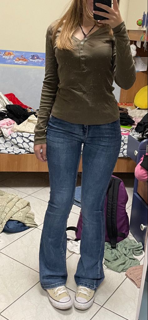 Flared jeans, messy room, simple aesthetic outfit downtown girl aesthetic fit. Bootcut Jeans Outfit Winter, Flared Jeans Outfit Aesthetic, Low Rise Bootcut Jeans Outfits, Bootcut Jeans Outfit Aesthetic, Flare Jeans Outfit Aesthetic, Downtown Girl Aesthetic Outfit, Smart Girl Aesthetic, Low Rise Flare Jeans Outfit, Outfit With Flare Jeans