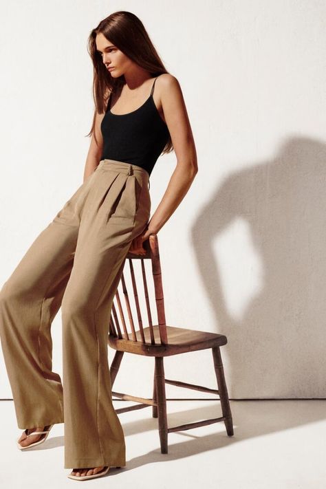 Lulu Tenney Zara Summer 2020 Casual Fashion | Fashion Gone Rogue Zara Wide Leg Trousers, Tunisia Outfit, Canada Outfit Summer, Trousers Types, Zara Pieces, Pantalon Wide Leg, Wide Leg Trousers Outfit, Zara Models, Vetements Shoes