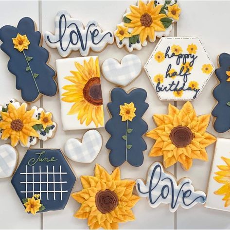 Fall Flower Cookies Decorated, Sunflower Festival, Sunflower Birthday Parties, Sunflower Cookies, Bridal Cookies, Wedding Cake Cookies, Royal Iced Cookies, Sunflower Party, Sunflower Baby Showers