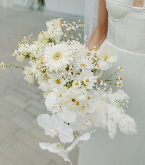 Daisy Bouquet Wedding, Daisy Wedding, Daisy Bouquet, All White Wedding, White Bridal Bouquet, Rooftop Wedding, White Bouquet, Wedding Flower Arrangements, Wedding Mood