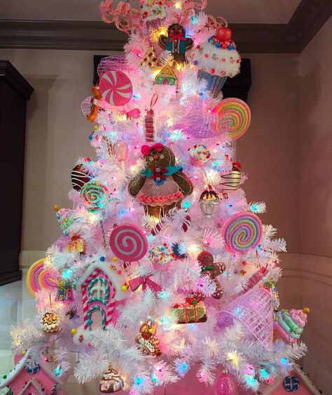 ᑕOᖇIᑎᗩ 👸🏼 on Instagram: “🍭💖MY CANDY TREE 💖🍭#Candyland #CandylandTree #ChristmasTree #CandyTree #LolliPops #Donuts #CottonCandy #Gingerbreads #IceCream #Adorable…” A Pink Christmas, Christmas Tree Decorated, Candy Christmas Tree, Gingerbread Christmas Decor, Creative Christmas Trees, Pink Xmas, Pink Christmas Decorations, Candy Theme, Christmas Tree Inspiration