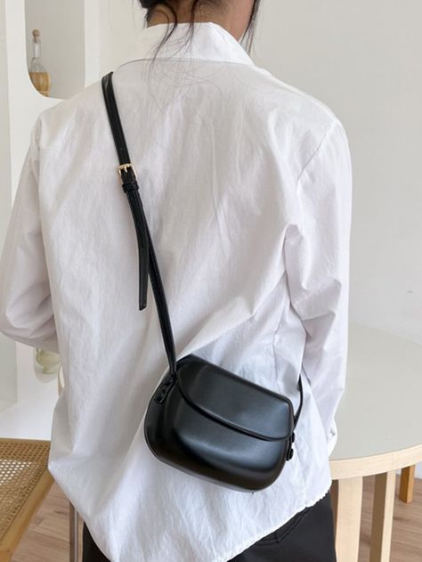 Casual Sling Bag Women, Mini Crossbody Bag Outfit, Sling Bags Women Casual Outfit, Sling Bags Women Casual, Sling Bag Outfit, Girlfriend Outfits, Sling Bag Women, Sling Bags Women, Black Sling Bag