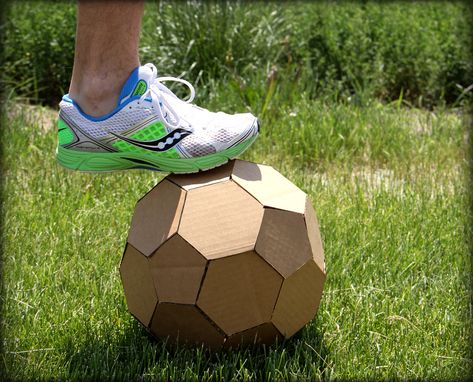 3d soccer ball Fathers Day Crafts, Recycle Cardboard, Sports Classroom, Origami Bow, Timeline Project, Football Diy, Soccer Cards, Plan Toys, Diy Cardboard