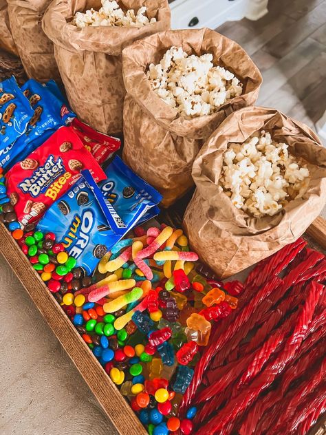 Popcorn board with candy and popcorn. Movie Night Board, Popcorn Board, Movie Night Sleepover, Movie Night Party Ideas, Backyard Movie Night Party, Birthday Movie Night, Night Party Ideas, Girls Night Movies, Sleepover Snacks