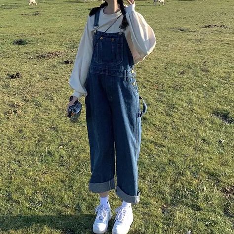 Dungaree Outfit, Denim Dungaree, Mode Hijabi, Overalls Outfit, Denim Dungarees, 90's Fashion, Denim Patterns, Jean Overalls, Mode Streetwear