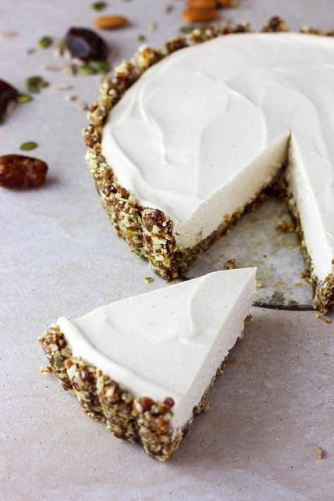 Lime and vanilla vegan cheesecake. Tofu Dessert, Deserturi Raw Vegan, Cheesecake Vegan, Vegan Cheesecake Recipe, Vegan Desert, Vegan Pie, Slow Cooker Desserts, Vegan Cheesecake, Raw Desserts