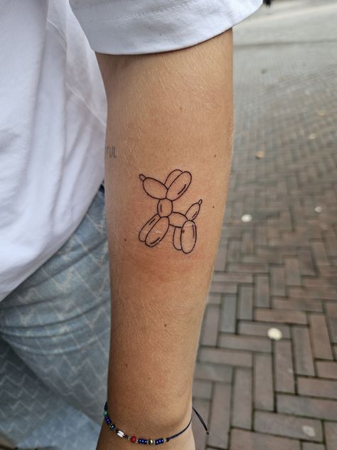 Balloon Animal Dog Tattoo, Balloon Animals Tattoo, Balloon Animal Tattoo Simple, Balloon Dog Tattoo Outline, Bee Outline Tattoo Simple, Minimalistic Bee Tattoo, Ballon Animal Tattoo, Bubble Tattoo Ideas Simple, Girly Pop Tattoo