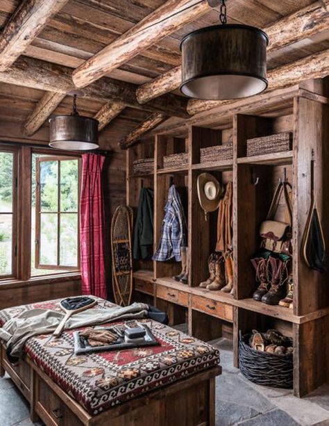 Mud Rooms, Rustic Cabin Interior, Rustic Mountain Homes, Cabin Interior Design, Log Cabin Interior, Rustic Home Interiors, Rustic Porch, Bilik Tidur, Cabin Interiors