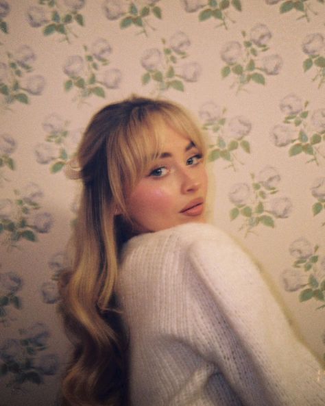 sabrina carpenter Sabrina Carpenter Style, Mary Louise Parker, Maggie Lindemann, Charli Xcx, Girl Crushes, Sabrina Carpenter, Girl Crush, Cortes De Cabello Corto, Music Artists