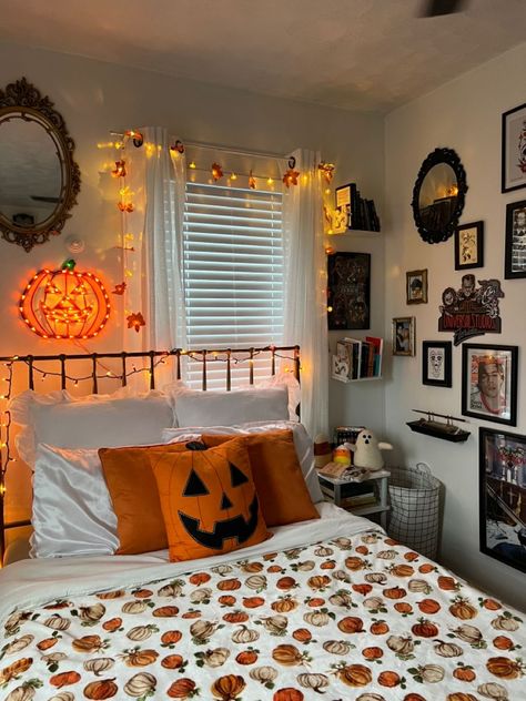 Fall Bedroom Aesthetic Autumn, Easy Fall Room Decor Diy, Organization Ideas For Room Bedrooms, Halloween Bedroom Inspiration, Fall Aesthetic Room Ideas, Spooky Season Room Decor, Cozy Autumn Bedroom Aesthetic, Halloween Decor Room Bedrooms, Christmas Dorm Room Decor