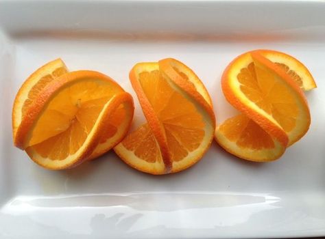 How to make a fancy double orange twist garnish Dessert Garnish, Orange Garnish, Tårta Design, Food Garnish, Fruit Garnish, Fruits Decoration, Drink Garnishing, Fingerfood Party, Fruit And Vegetable Carving