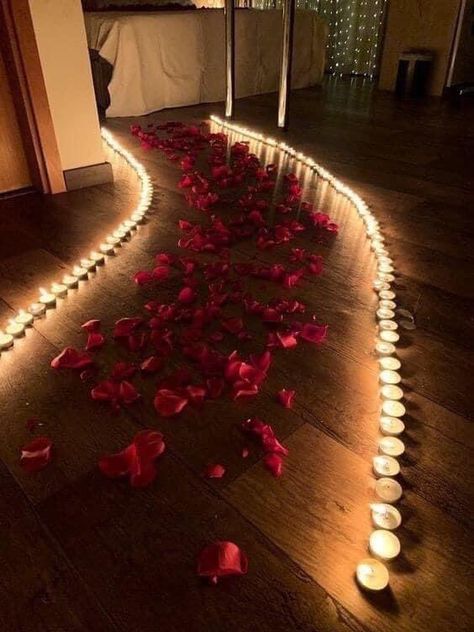 Romantic Dinner Tables, Romantic Hotel Rooms, Wedding Night Room Decorations, Romantic Dinner Decoration, Romantic Room Surprise, Romantic Valentines Day Ideas, Romantic Room Decoration, Birthday Room Decorations, Romantic Date Night Ideas