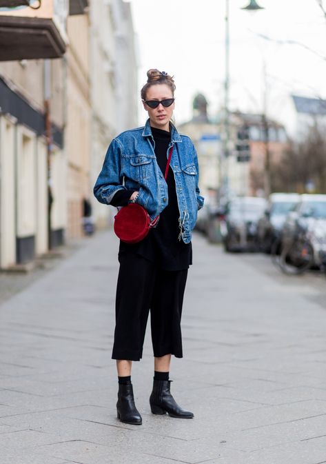 An All-Black Outfit Worn With a Denim Jacket and a Red Bag Red Bag Style, Summer Outfits Denim, Red Bag Outfit, Everday Style, Fashion Style Summer, Denim Shorts Belt, Moda Do Momento, Red Handbags, Denim Jacket Outfit