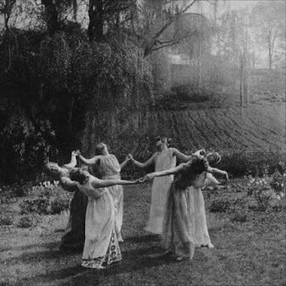 Victorian Photography, Arte Occulta, Film Ideas, Istoria Artei, Vintage Witch, Season Of The Witch, Arte Obscura, Beltane, Witch Aesthetic