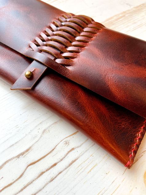 Minimalist and modern leather goods handcrafted in St. Louis Missouri. Easy Leather Projects, Leather Accessories Diy, Leather Purse Pattern, Crea Cuir, Leather Bag Tutorial, Leather Patterns, Diy Leather Projects, Leather Craft Patterns, Leather Crafting