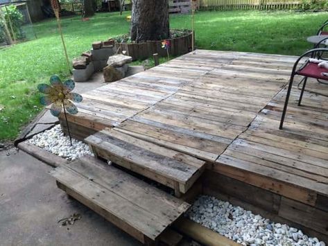 Pictures and guides to walk you through the building of my 1st pallet deck  #Deck, #ReclaimedPallet, #RecyclingWoodPallets #PalletTerracesPalletPatios Pallet Upcycling, Pallet Patio Decks, Pallet Deck Diy, Pallet Deck, Pallet Floors, Deck Building Plans, Outdoor Pallet Projects, Pallet Decking, Wooden Deck