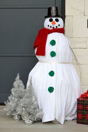 Natal, Tomato Cage Snowman, Christmas Snowman Decorations, Snowman Outdoor Decorations, Tomato Cage Crafts, Diy Christmas Snowman, Outdoor Snowman, Snow Decorations, Diy Snowman Decorations