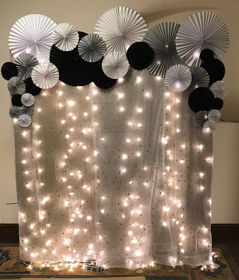 Simple New Year Decorations At Home, New Years Backdrop Diy, Photo Backdrop No Balloons, Farewell Ideas Decoration, Farewell Decorations Ideas, Farewell Stage Decoration Ideas College, New Years Eve Party Ideas Decorations Photo Backdrops, Farewell Backdrop Ideas, Paper Backdrop Ideas