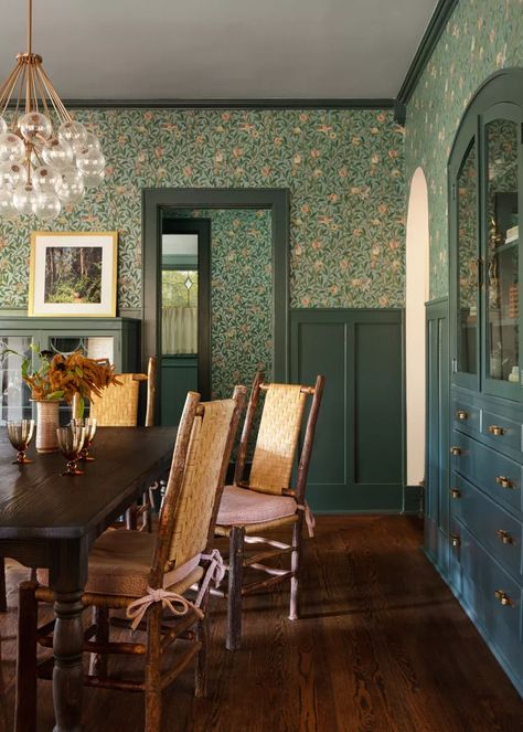 William Morris Wallpaper With Panelling, William Morris Dining Room Wallpaper, Green Walls Dining Room Ideas, Dining Room Green Wallpaper, William Morris Designs Interiors, Floral Wallpaper Dining Room Ideas, William Morris Wallpaper Panelling, Eclectic Craftsman Interior, William Morris Room Ideas