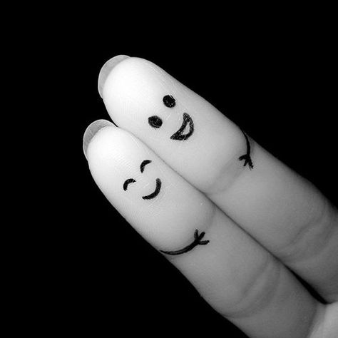 bff finger hug Couple Tattoos, Funny Fingers, How To Draw Fingers, Finger Art, Couple Hands, Two Fingers, Conceptual Photography, Trik Fotografi, Black N White Images