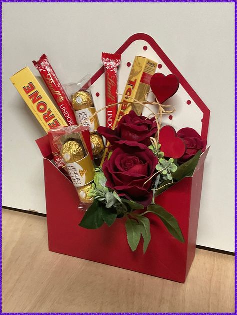 [SponsoredPost] 51 Incredible Chocolate Gift Basket Ideas Advice You Have To See This Season #chocolategiftbasketideas Chocolate Gifts Box, Clear Flower Boxes, Chocolate Gift Ideas For Him, Gift Boxes To Sell, Chocolate For Gift, Valentine Gifts Bouquet, Bouquet Of Sweets Chocolates Gift Ideas, Flower Chocolate Box Gift, Birthday Candy Box Gift Ideas