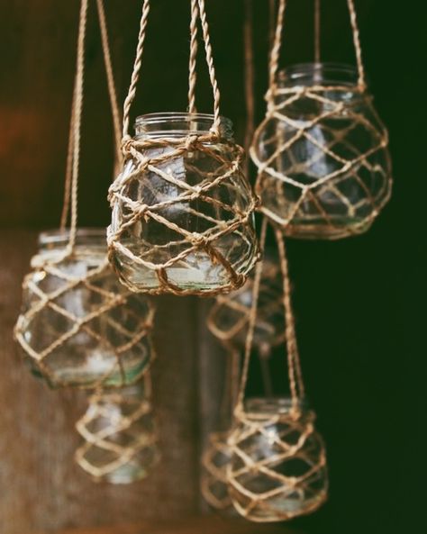 diy glass jar lanterns - pop a few candles in there and hang them from a tree in the garden!! :D Twine Lanterns, Baby Food Jar Crafts, Makramee Diy, Garden Lanterns, Baby Food Jars, Photo Charms, Hanging Macrame, Jam Jar, Macrame Ideas