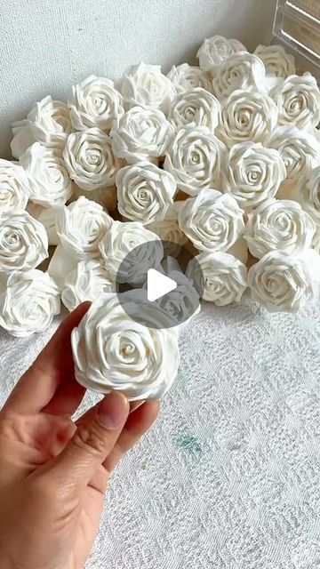 Diy Fleur, How To Make Rose, Fleurs Diy, Flower Decorations Diy, Diy Toilet, Paper Flower Decor, Diy Roses, Paper Flower Bouquet, Paper Making