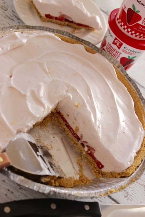 Essen, Strawberry Yogurt Pie, Whipped Cream Pie, Cool Whip Pies, Yogurt Pie, Love Bakes Good Cakes, Peach Cheesecake, Good Cakes, Whipped Yogurt