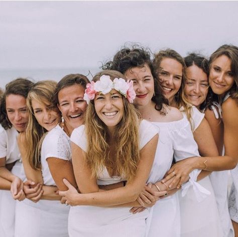 Bachelorette Photography, Bridesmaid Shoot, Wedding Photography Poses Bridal Party, Girlfriends Photoshoot, Beach Photography Friends, Bridal Shower Photography, Wedding Group Photos, Bachelorette Party Photo, Group Friends