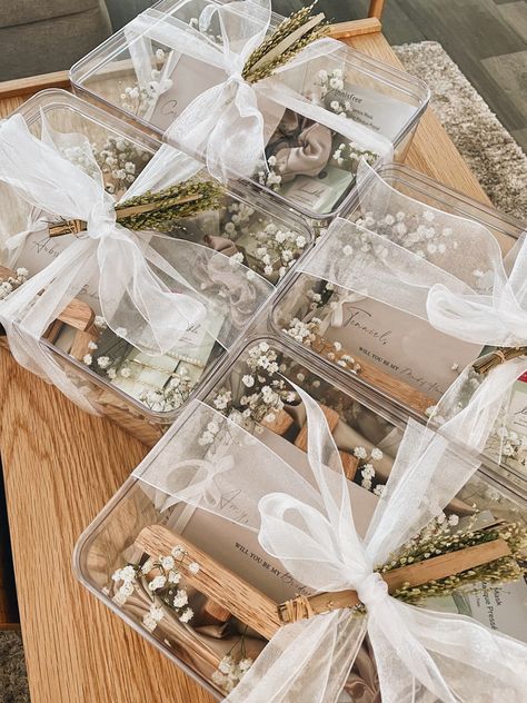 minimal bridesmaid proposal box idea Bridal Party Gift Box Ideas, Bridesmaid Box With Ribbon, Wedding Bridesmaid Boxes Gift Ideas, Non Bridesmaid Proposal, Acrylic Bridesmaid Boxes, Bridesmaid Box Inspiration, Wedding Bridesmaid Ask Proposals, Clear Box Bridesmaid Proposal, Bridal Proposal Gifts