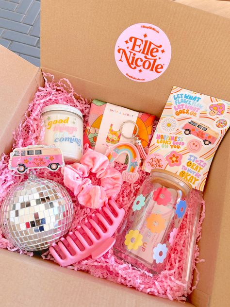 Gift Basket Small Business, Gift Box Ideas For Business, Business Ideas With Friends, Cute Boxes For Gifts, Giveaway Prizes Ideas, Pastel Gift Ideas, Gift Boxes Business Ideas, Birthday Box Ideas For Friend, Cute Gift Bags For Friends