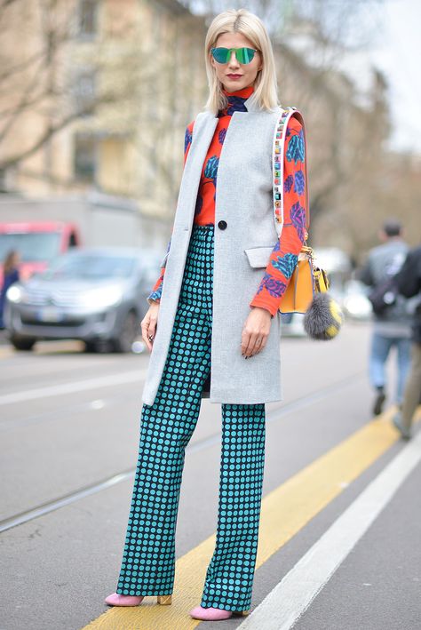 Cool look.  I love the polka dot pants. Pattern Mixing Outfits Street Style, Creative Colorful Outfits, Creative Outfits Fashion, Print Mixing Outfit, Eclectic Style Clothing, Creative Style Outfits, Creative Fashion Style, London Street Fashion, Colorful Fall Outfits