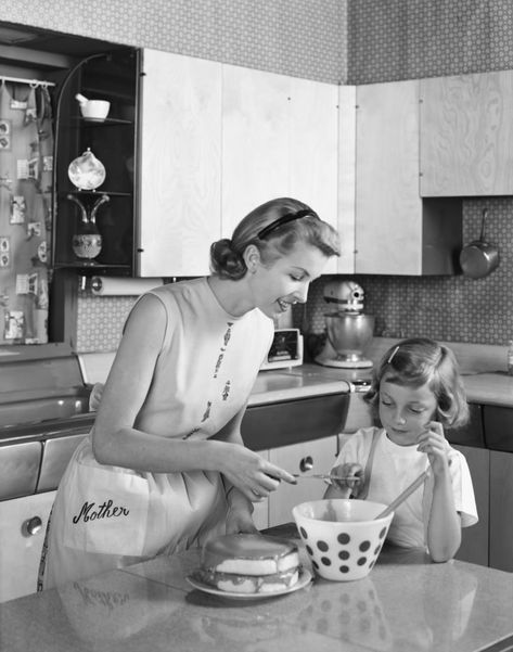 Humour, 1950s Housewife Aesthetic, 1950 Housewife, 1950s Housewife, Casa Retro, Vintage Housewife, Barn Kitchen, Clean House Schedule, Happy Housewife